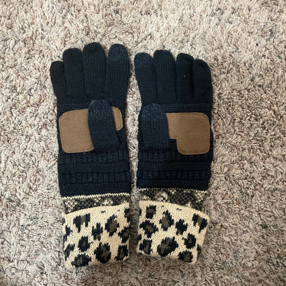CC Beanie Gloves Black Leopard Print Cuff Patch Accent Women's Knit